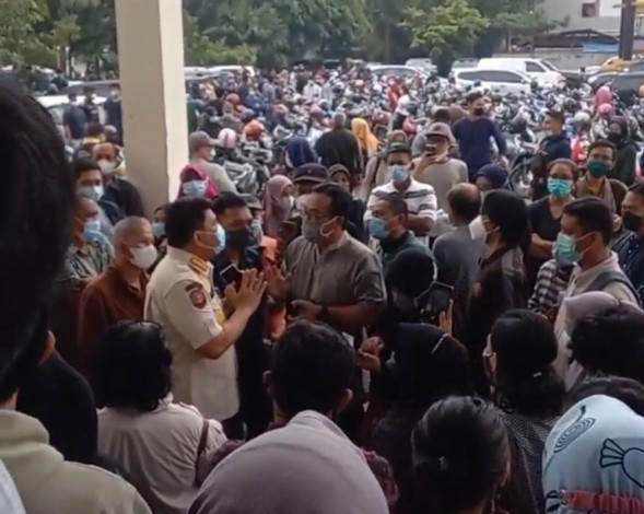 Ribuan Warga Pekanbaru Padati Gedung Guru, Kuota Vaksin hanya 750 Dosis